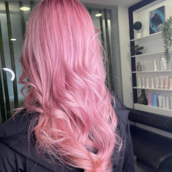 Блонд перламутровый розовый цвет волос, фото - Салон красоты Fargo