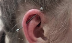 Пірсинг індастріал (з титановою прикрасою для первісного проколу) Майстер з пірсингу Елена Запоріжжя