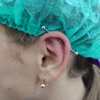 Пірсинг індастріал (з титановою прикрасою для первісного проколу)