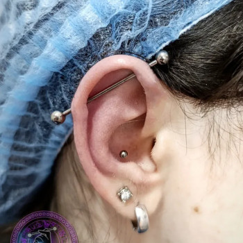 Пірсинг індастріал (з титановою прикрасою для первісного проколу)