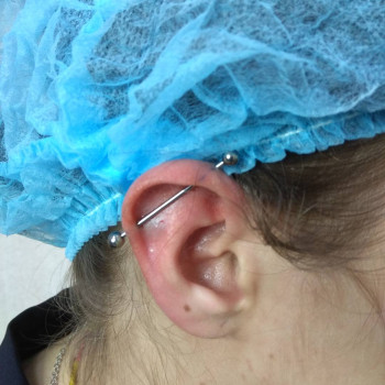 Пірсинг індастріал (з титановою прикрасою для первісного проколу)