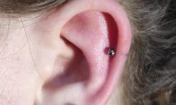 Пірсинг "Хелікс" (з титановою або сталевою прикрасою для первісного проколу) Майстер з пірсингу Елена Запоріжжя