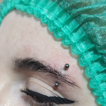 Пірсинг брови