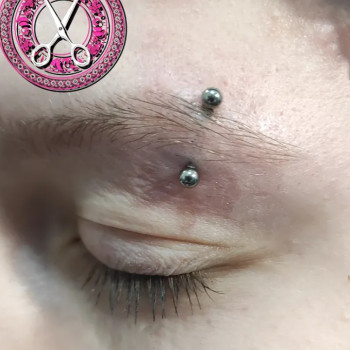 Пірсинг брови