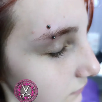 Пірсинг брови