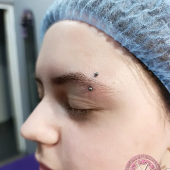 Пірсинг брови