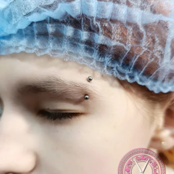 Пірсинг брови