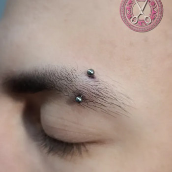 Пірсинг брови