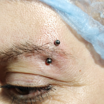 Пірсинг брови