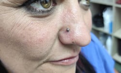 Пірсинг крила носу (з титановою прикрасою для первісного проколу) Майстер з пірсингу Елена Запоріжжя