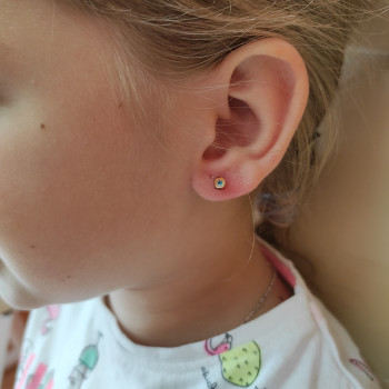 Проколювання вух пістолетом дітям