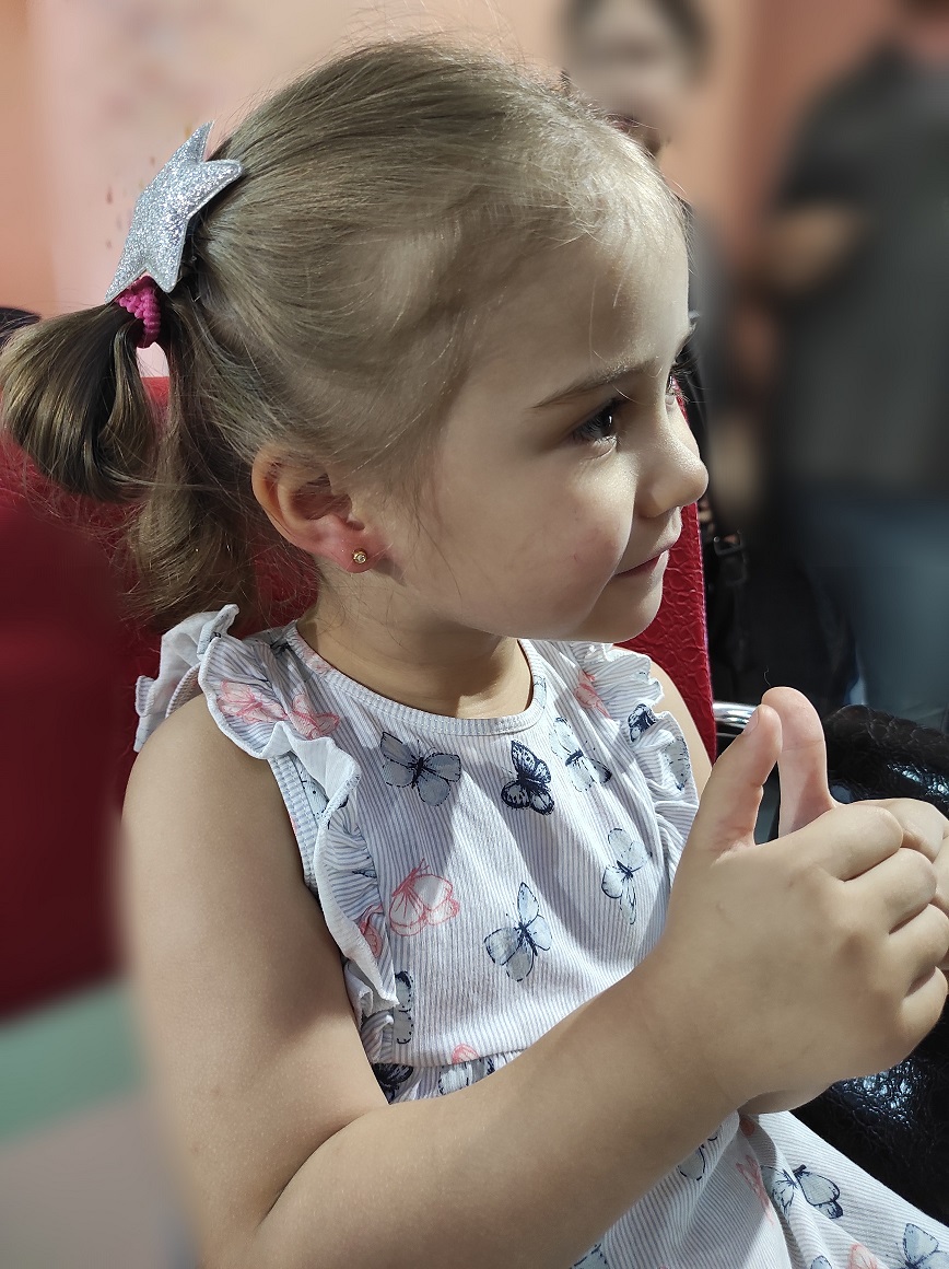 Проколювання вух пістолетом дітям, фото - Майстер з пірсингу Олена Калашнік