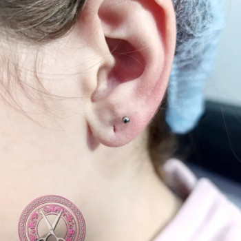 Пірсинг однієї мочки голкою