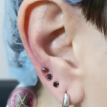 Пірсинг однієї мочки голкою
