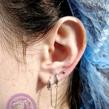 Пірсинг однієї мочки голкою