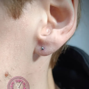 Пірсинг однієї мочки голкою