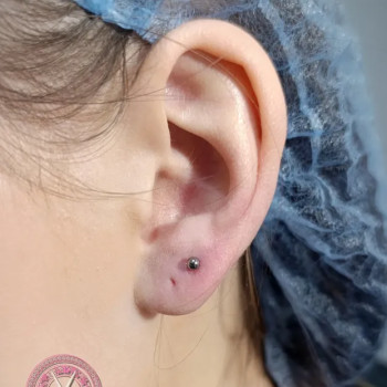 Пірсинг однієї мочки голкою