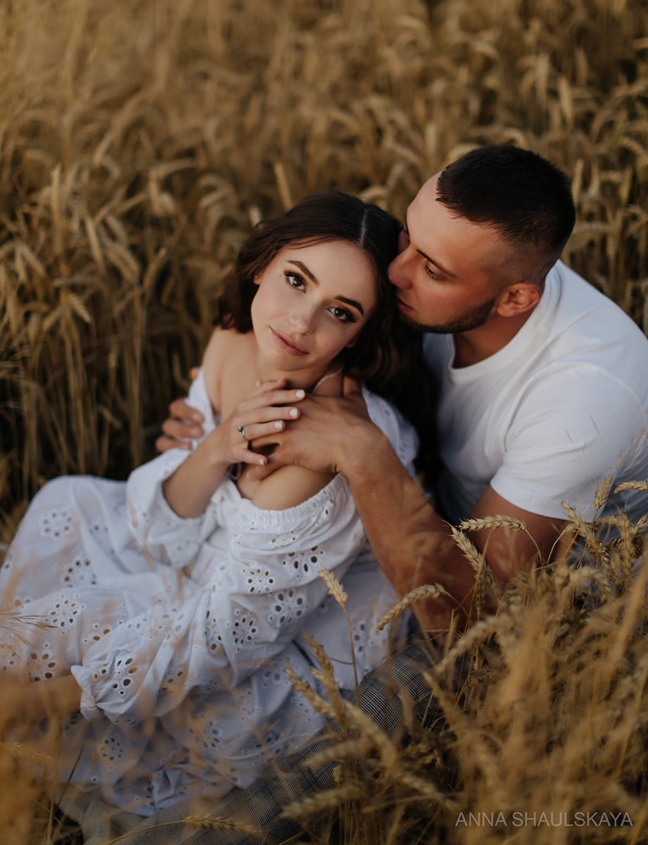 Фотосесія на природі пари у полі, фото - Весільний фотограф Анна Шаульская