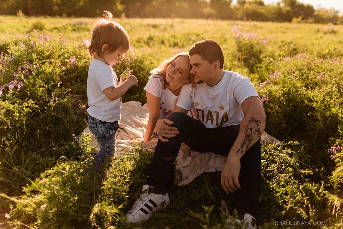 Семейная фотосессия на природе в поле, фото - Свадебный фотограф Анна Шаульская