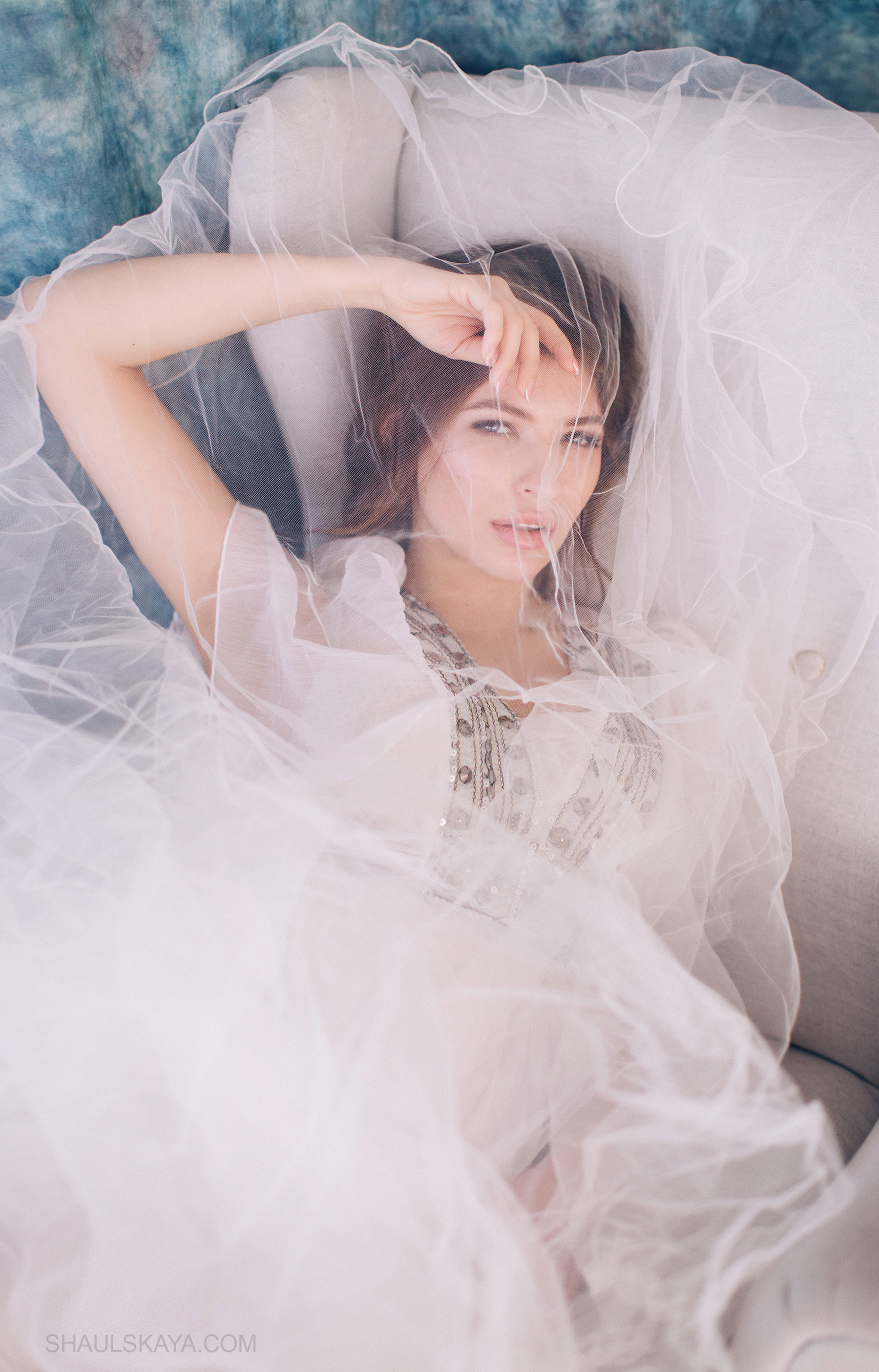 Жіночна фотосесія з фатою на дивані, фото - Весільний фотограф Анна Шаульская