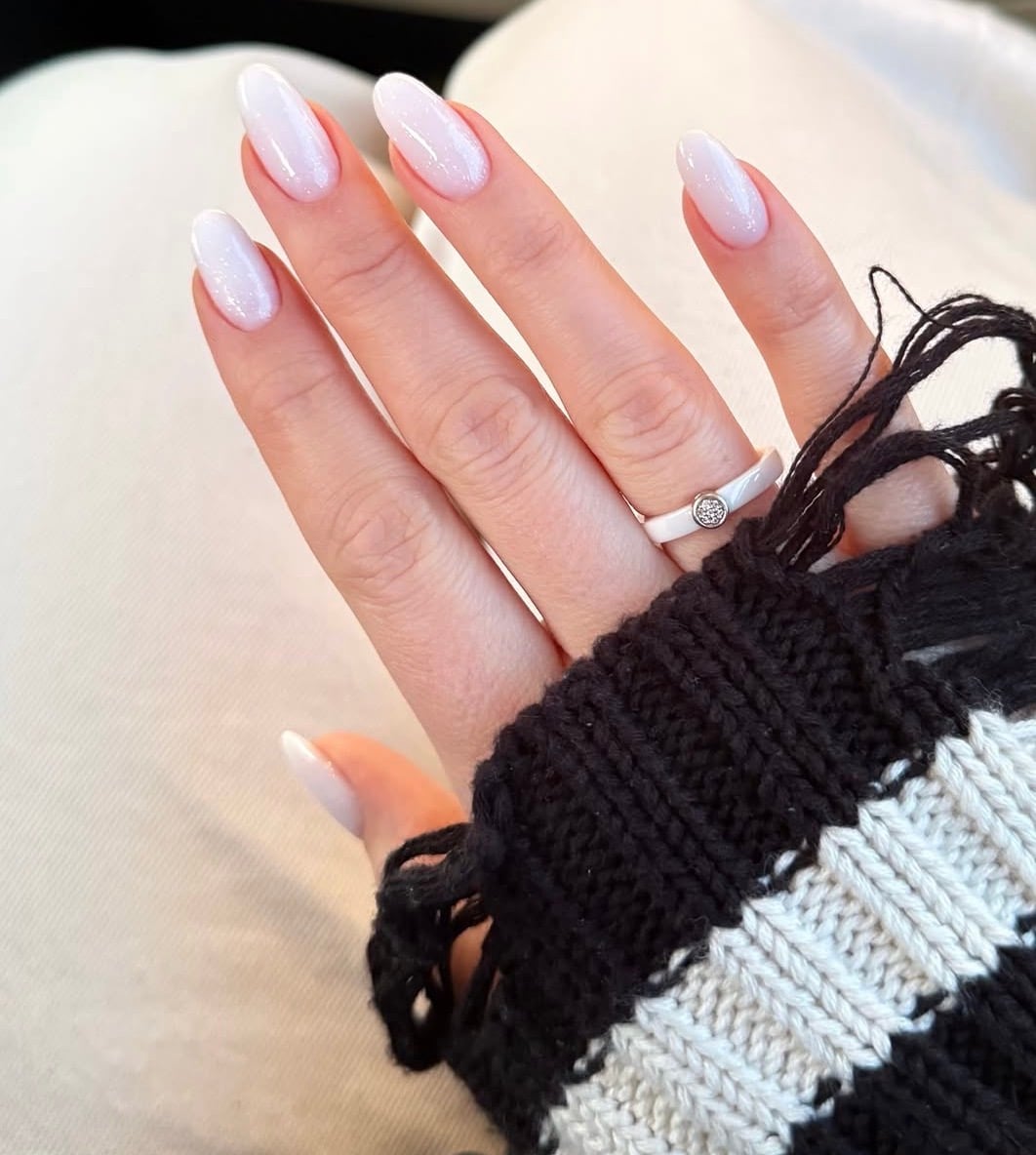 Молочный маникюр на овальные ногти стильный, фото - Мастер маникюра Юлія Ільченко