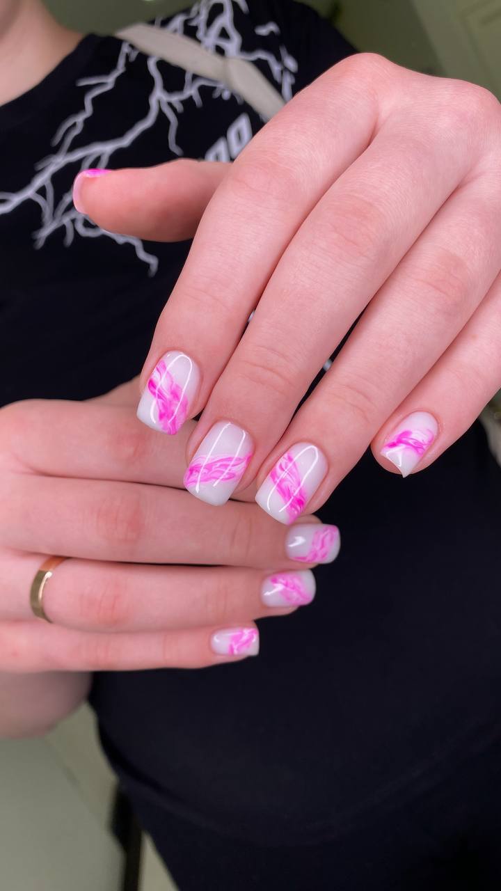 Рожевий манікюр молочний з розлученнями, фото - Салон краси Fargo