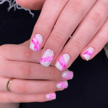 Розовый маникюр молочный с разводами, фото - Салон красоты Fargo
