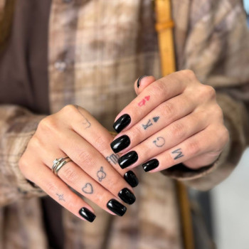 Манікюр осінь чорний на квадратні нігті, фото - Салон краси Fargo