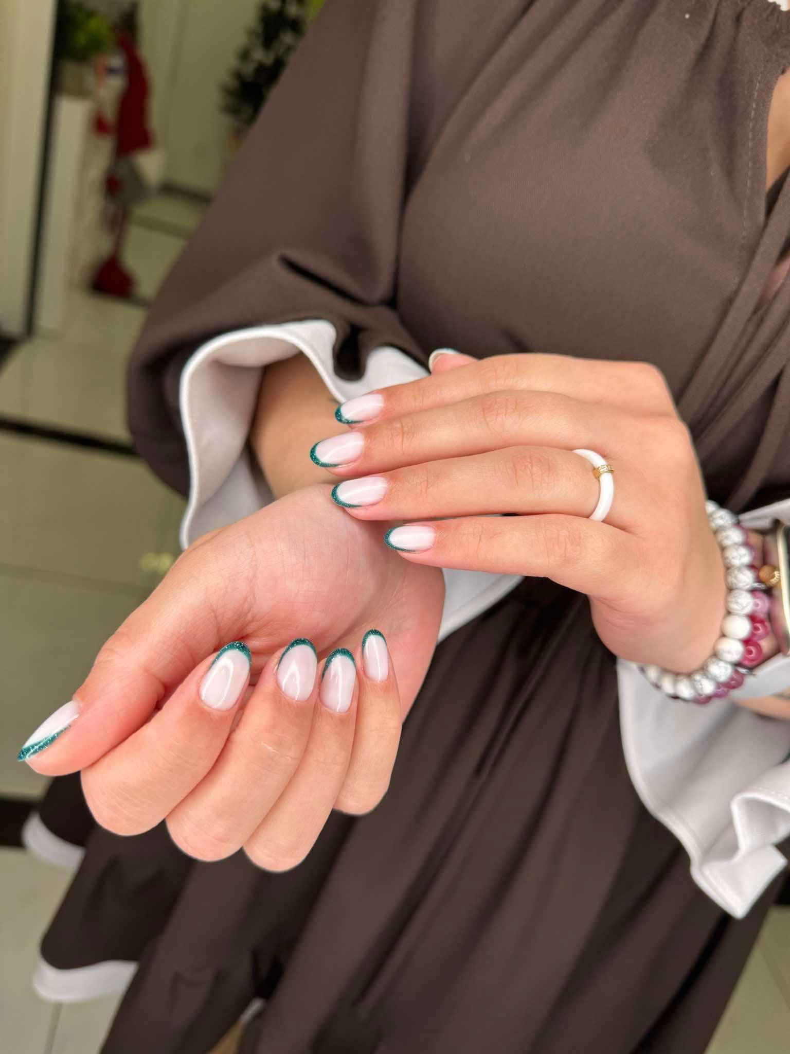 Молочний манікюр зелений френч, фото - Салон краси Fargo