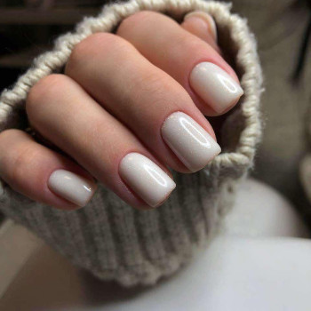 Нежный маникюр с блестками молочный, фото - Салон красоты Fargo