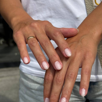 Манікюр на короткі нігті ніжний з поталлю, фото - Салон краси Fargo