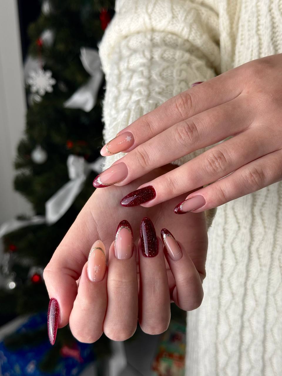 Червоний манікюр нюдовий мигдаль, фото - Салон краси Fargo