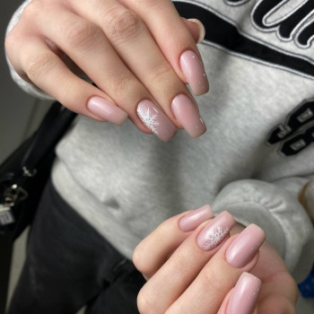 Бежевый маникюр снежинки кофе с молоком, фото - Салон красоты Fargo