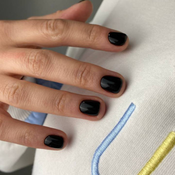 Черный маникюр осенний на очень короткие ногти, фото - Салон красоты Fargo