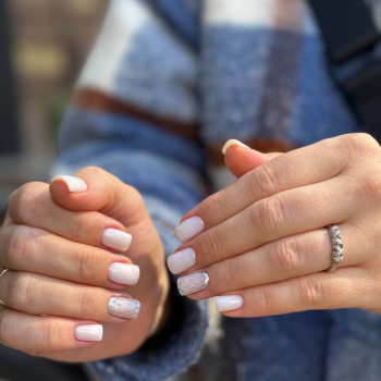 Молочный маникюр мраморный стильный, фото - Салон красоты Fargo