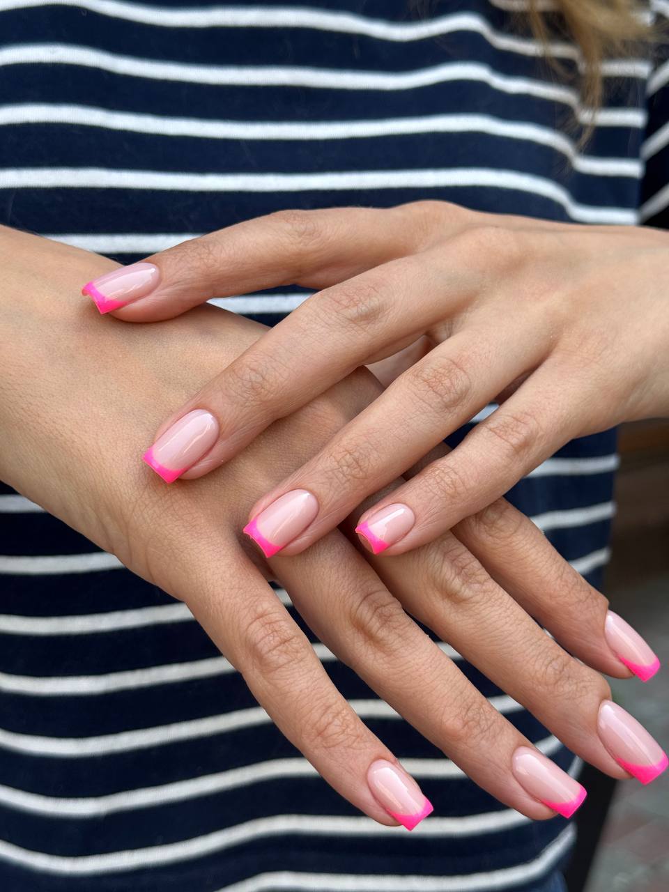 Рожевий манікюр френч, фото - Салон краси Fargo