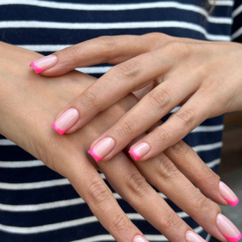 Розовый маникюр френч, фото - Салон красоты Fargo