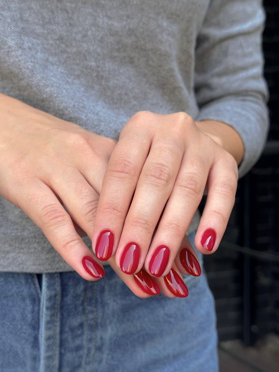 Бордовый маникюр на овальные ногти осенний, фото - Салон красоты Fargo