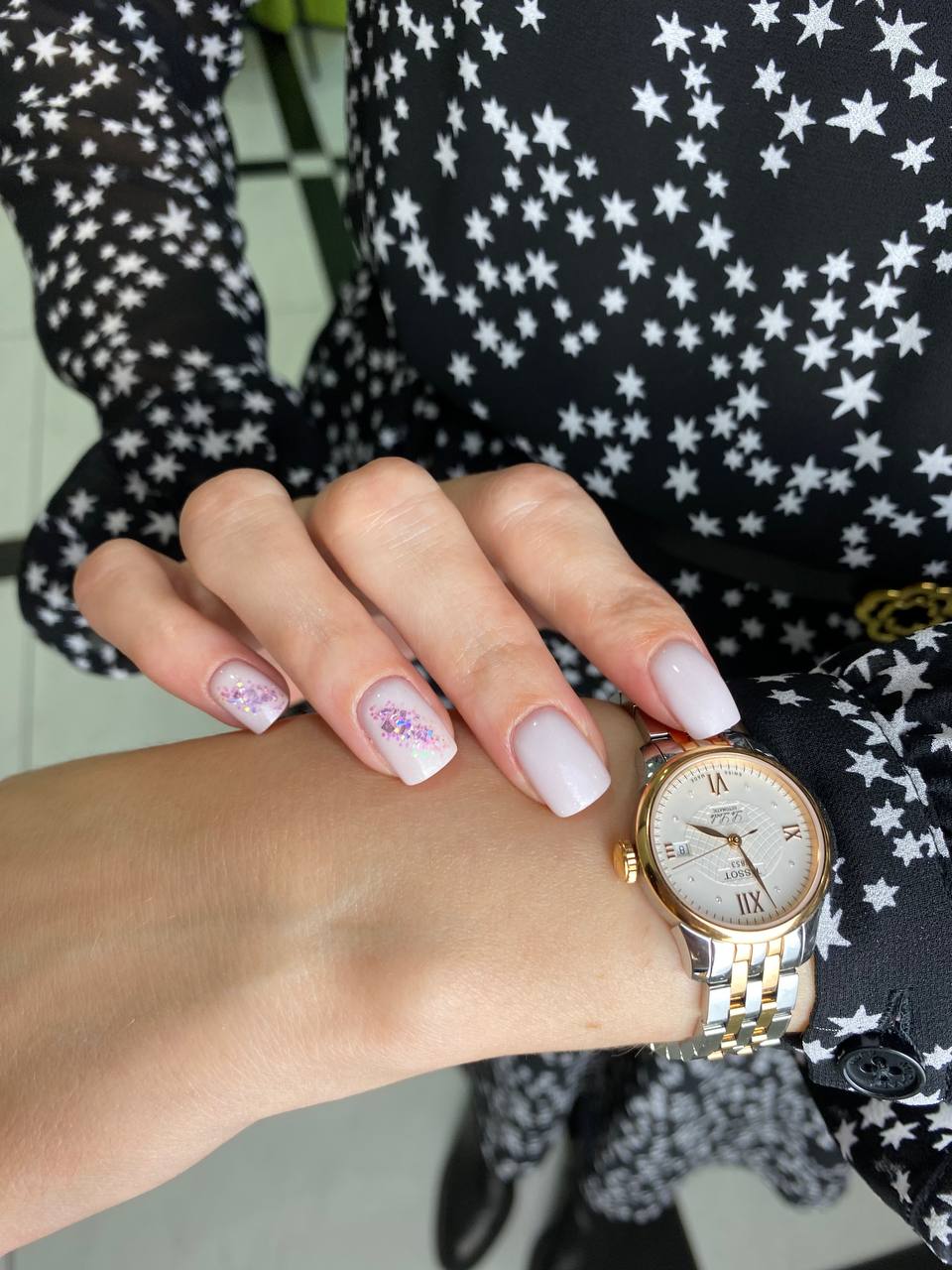 Нежный маникюр блестящий с глиттером, фото - Салон красоты Fargo