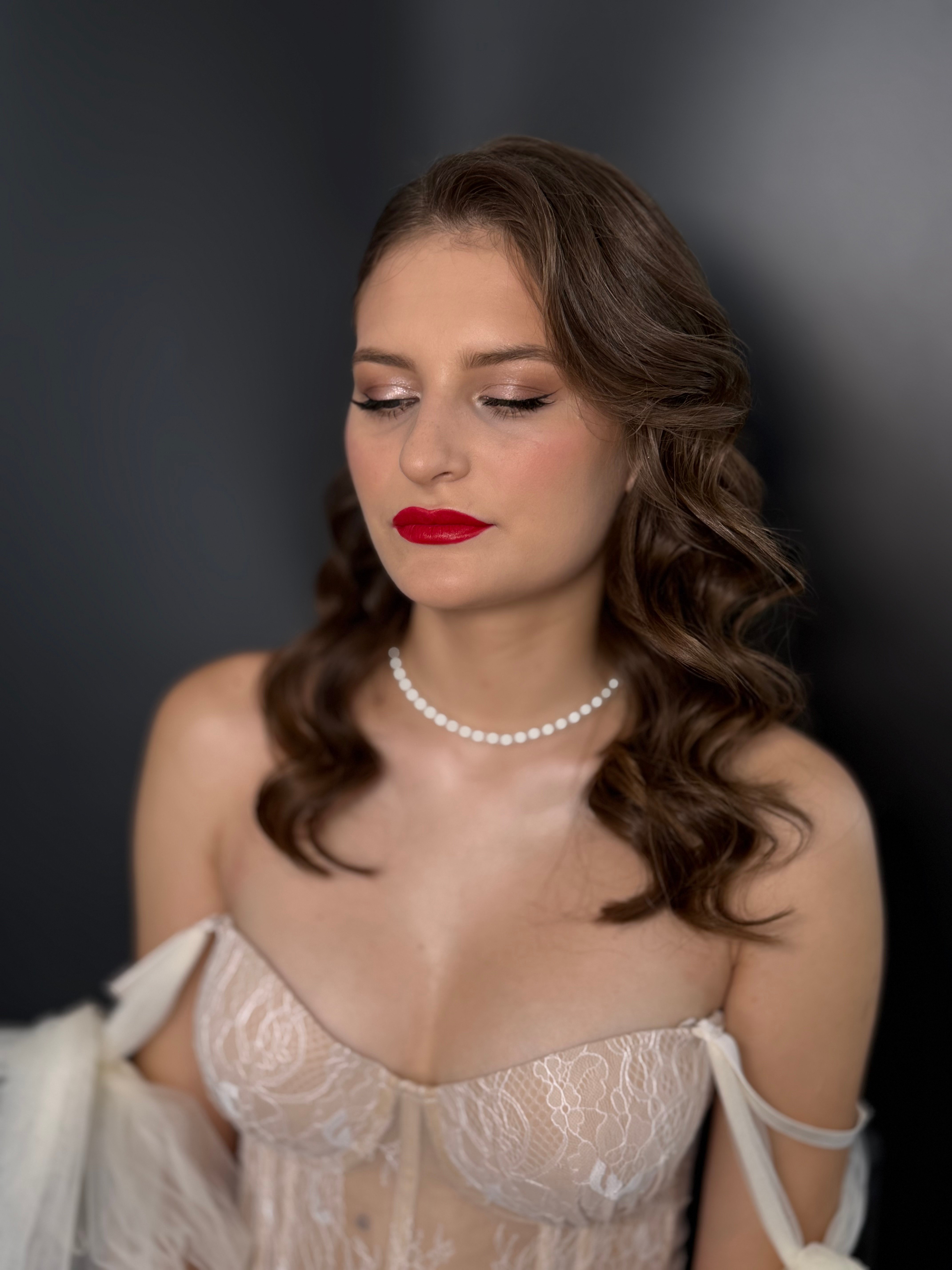 Макияж со стрелками на корпоратив с красной помадой, фото - Визажист Ирина Лозинская