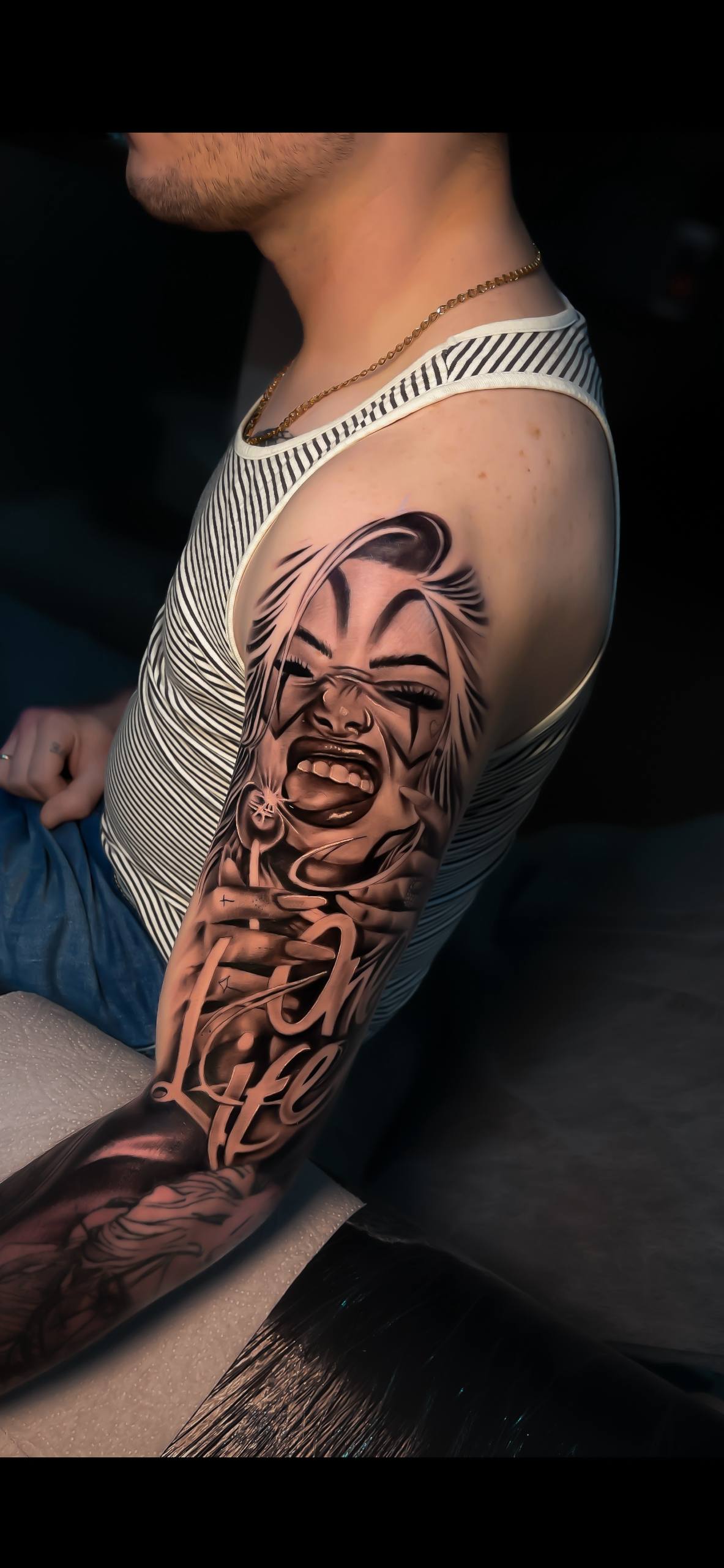 Дівчина напис андеграунд, фото - Тату майстер Олег Попов