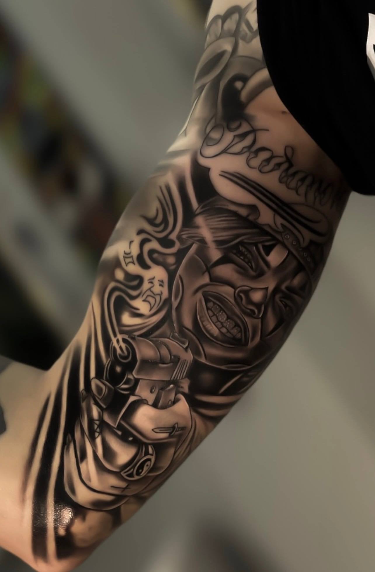 Дівчина напис пістолет, фото - Тату майстер Олег Попов