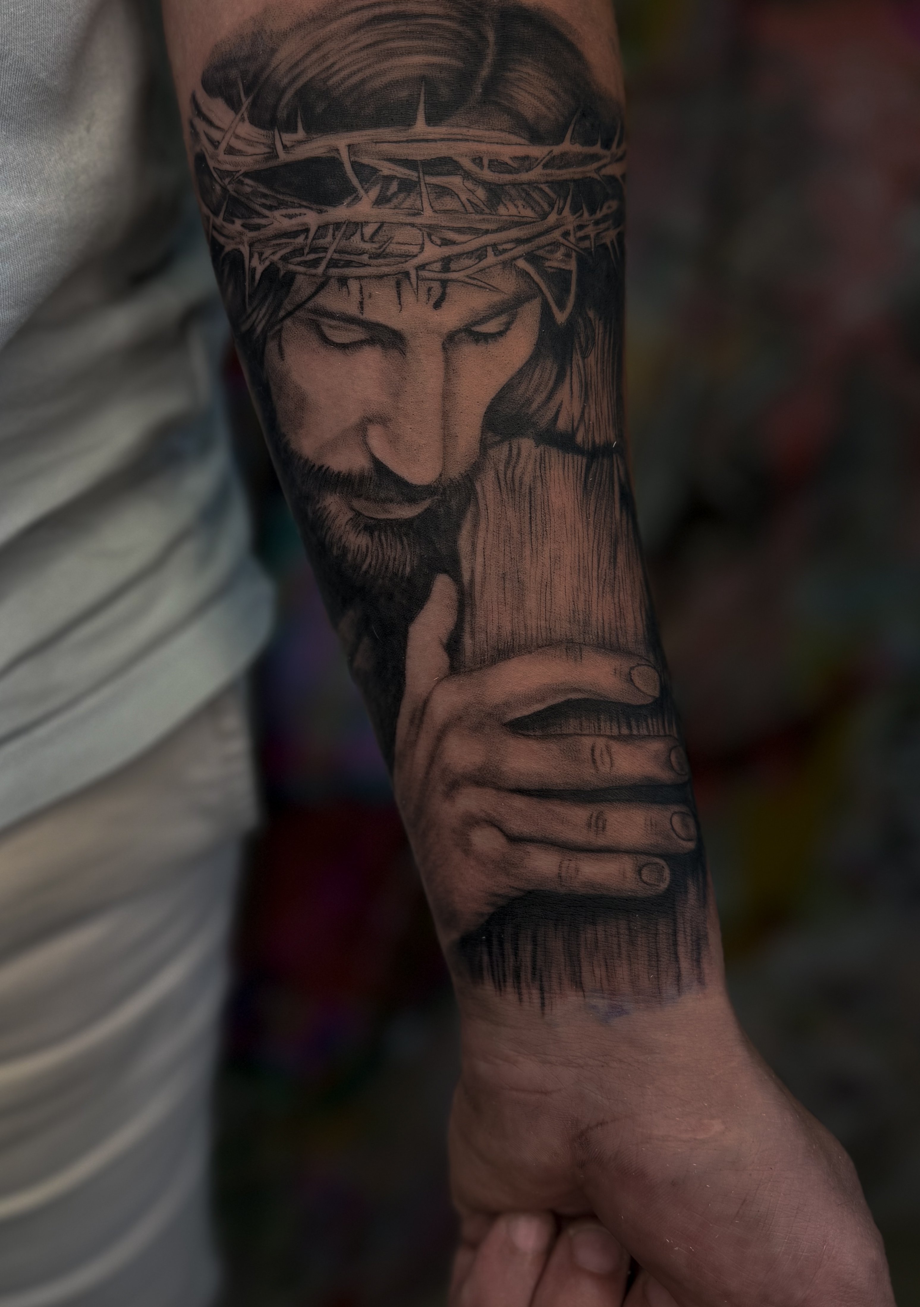 На предплечье черно-белые Иисус, фото - Тату мастер Анастасия Титарчук