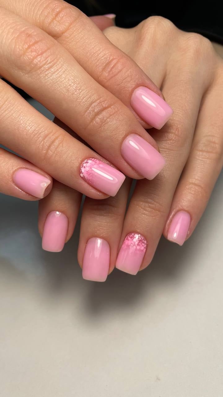 Нежный маникюр с блестками розовый, фото - Студия красоты Beauty Space
