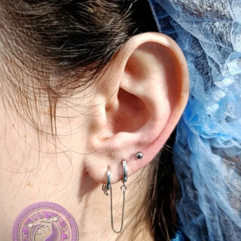 Пірсинг вуха голкою