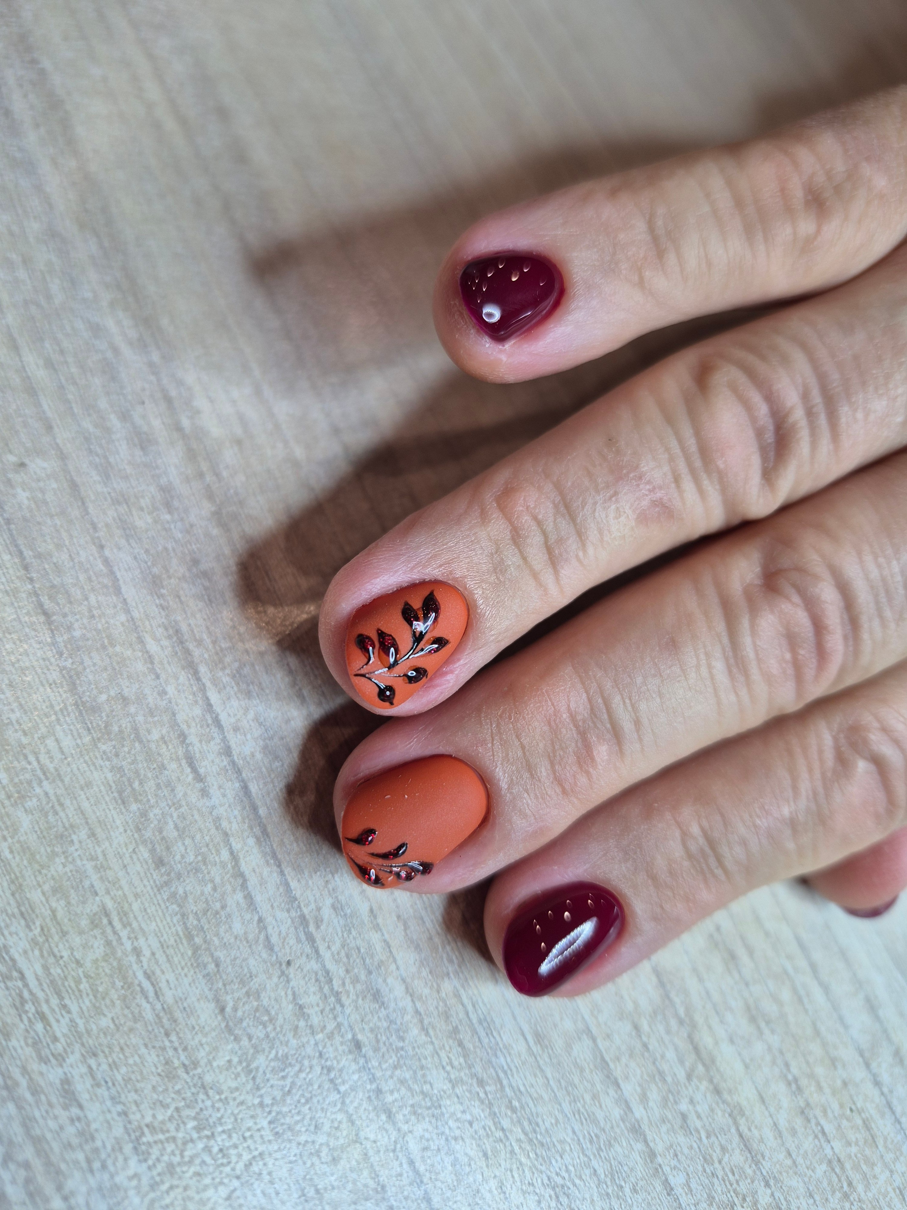 Помаранчевий манікюр з візерунком осінній, фото - Салон краси OH NAILS