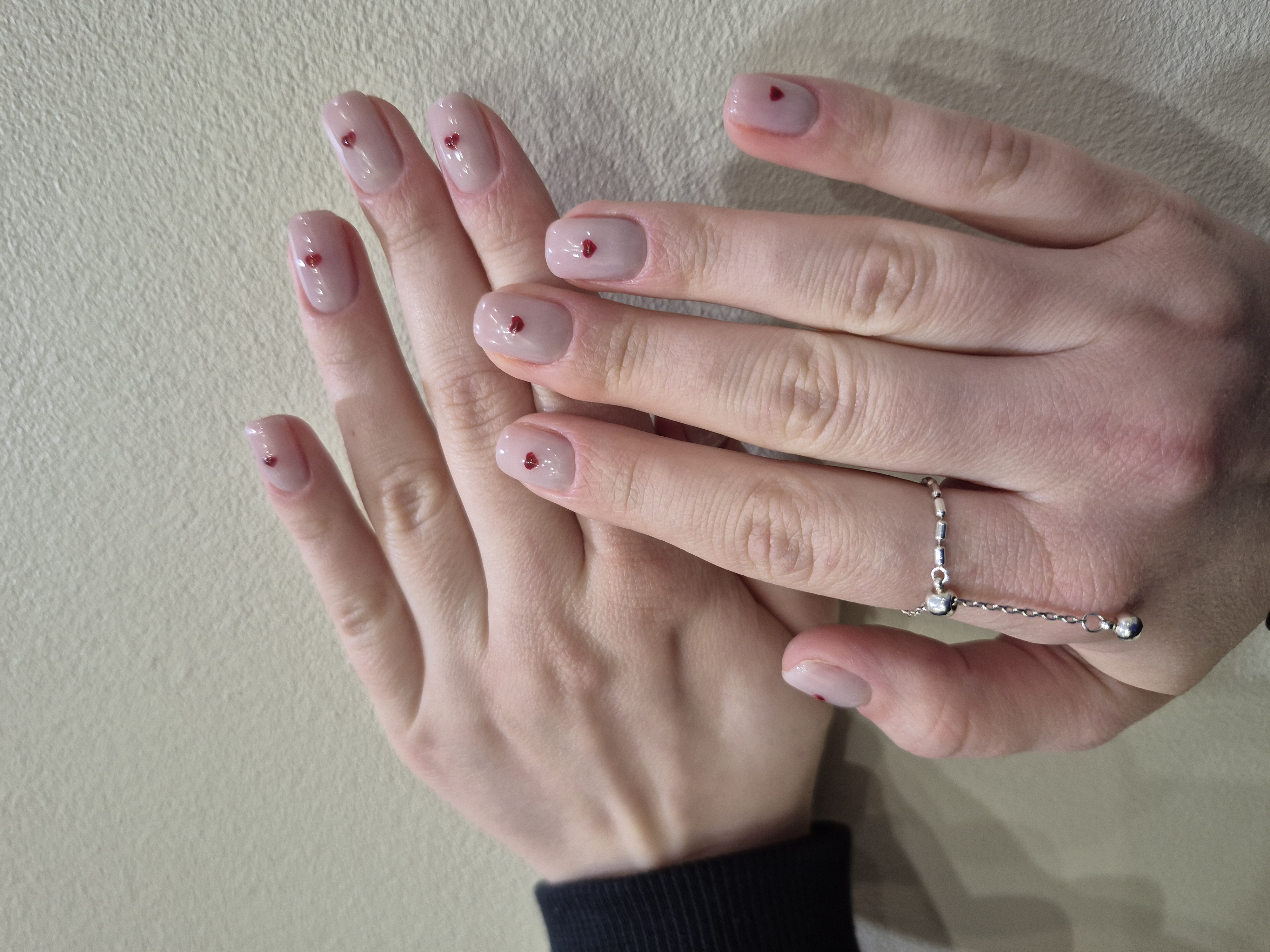 Нежный маникюр нюдовый с сердечками, фото - Салон красоты OH NAILS