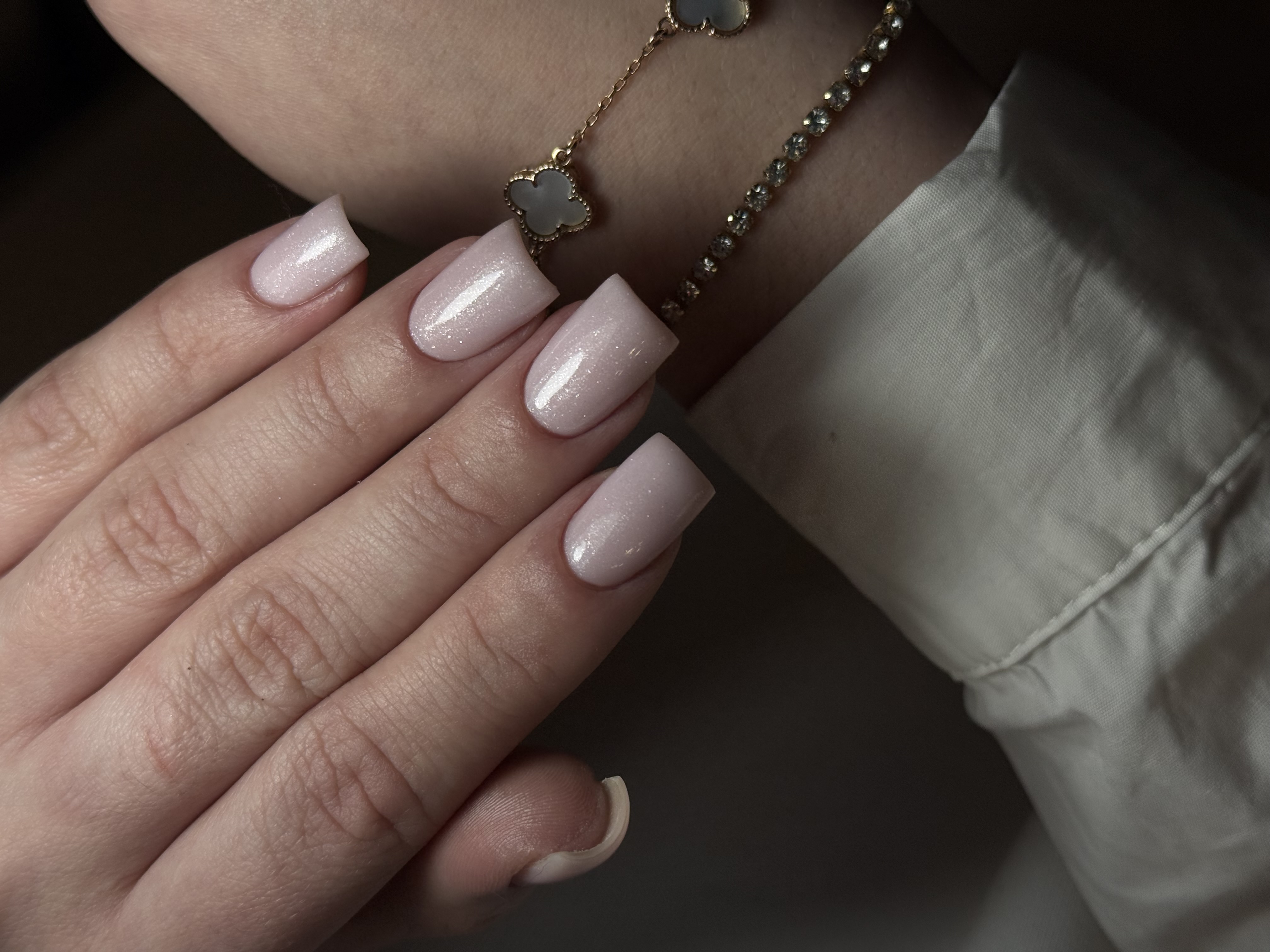 Ніжний манікюр з блискітками на квадратні нігті, фото - Студія краси Style