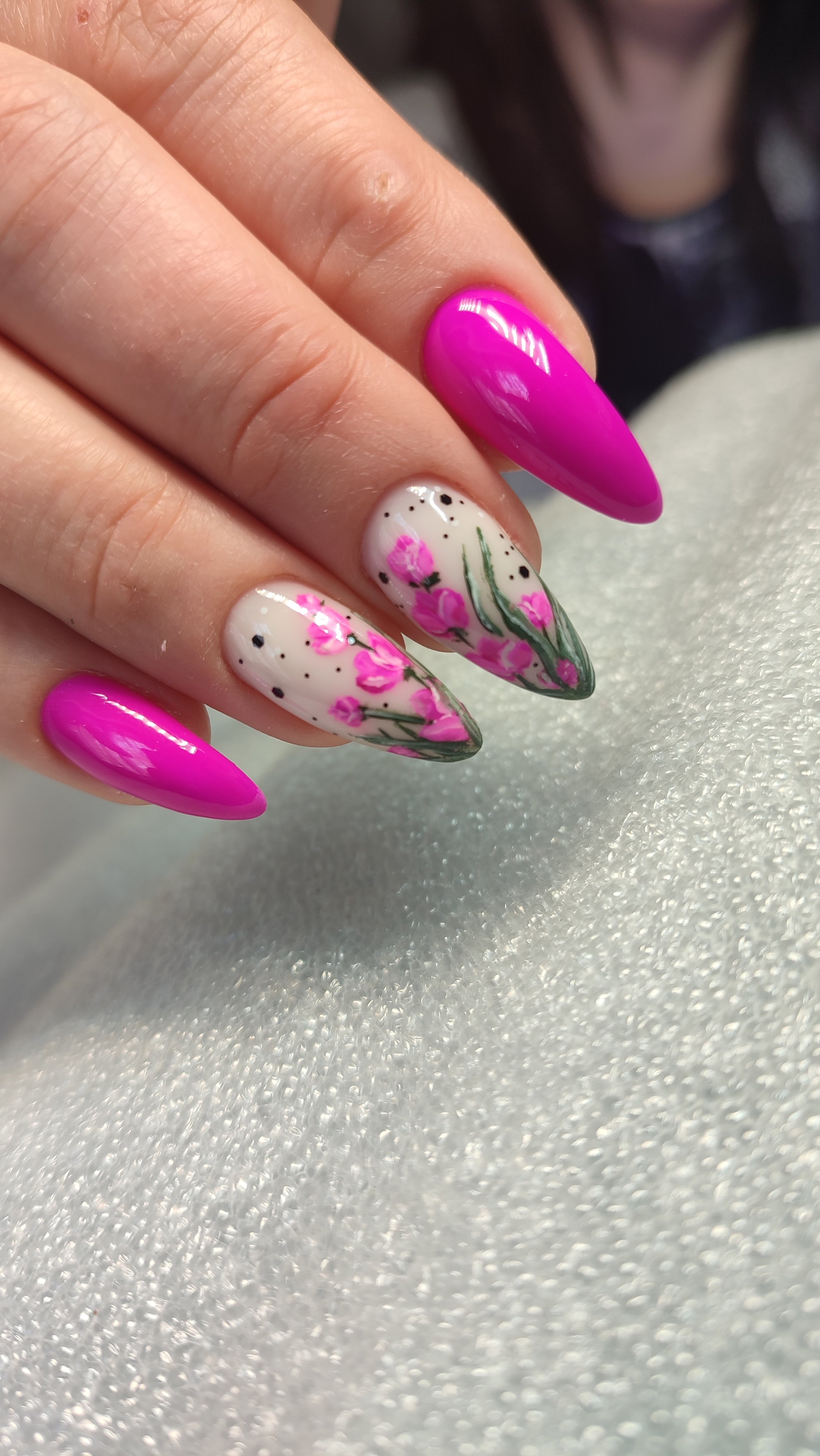 Білий манікюр рожевий з квітами, фото - Майстер манікюру Евеліна Соколова