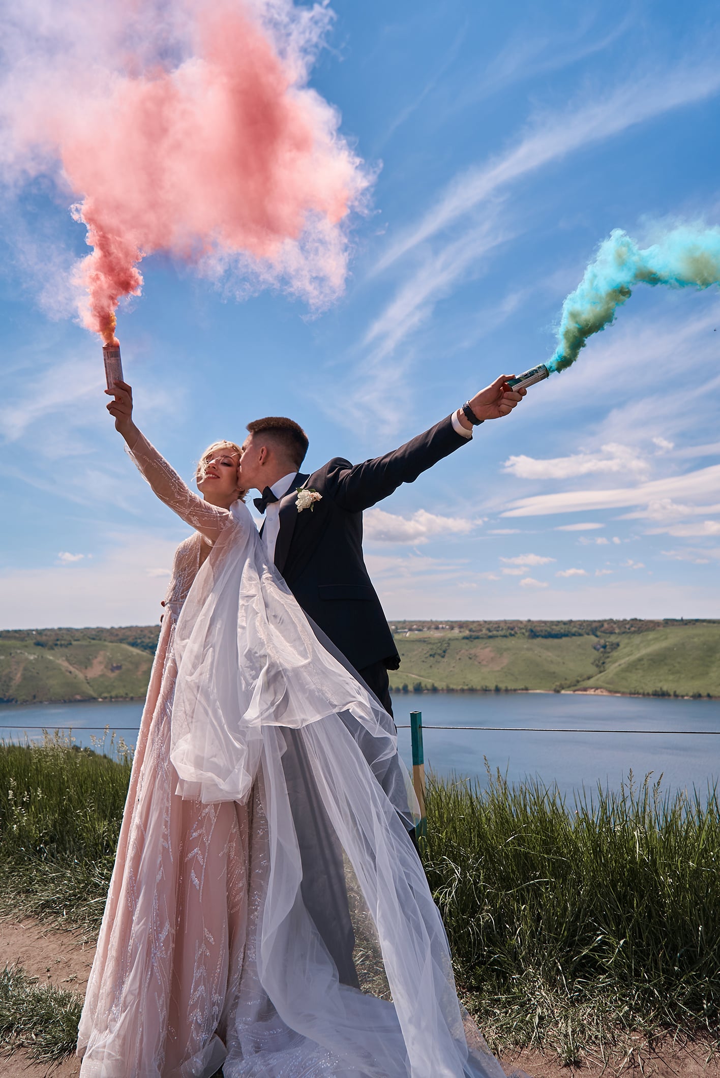 Фотосесія на природі з кольоровим димом річці, фото - Весільний фотограф Віталій Смульський